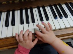 kleine Hände am Klavier