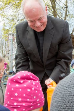 Weihbischof Anton Losinger bringt unseren Kindern Sandspielsachen.